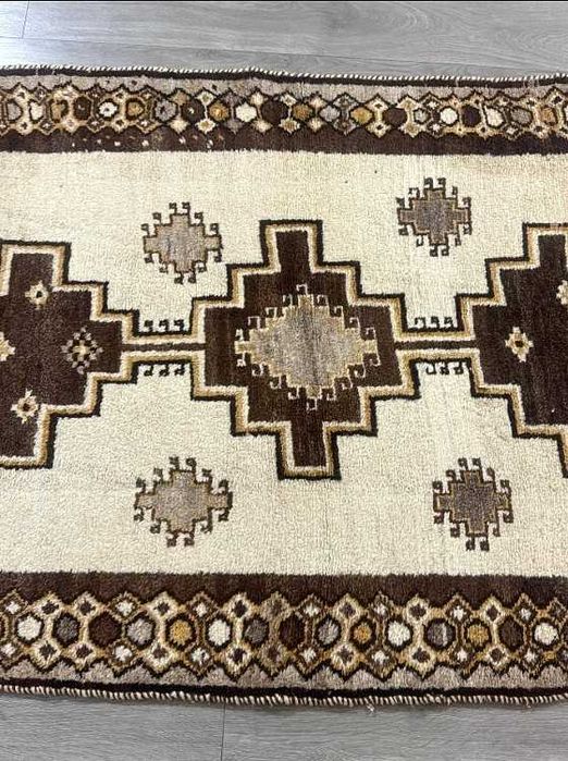 Tapete FAZENDEIRO ROMENO original (200x 118cm), de Lã, elaborado à mão