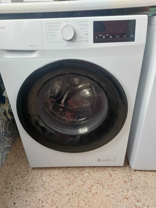 Máquina de lavar e secar.