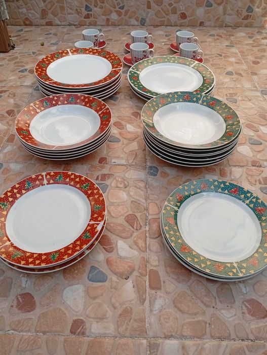 Serviço de jantar com tema de natal - 40 peças em porcelana - preço para as quarenta peças