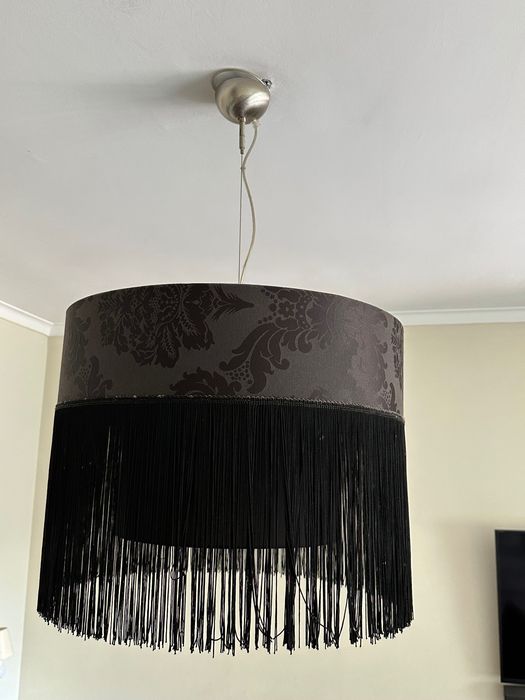 Candeeiros em tecido preto com franjas