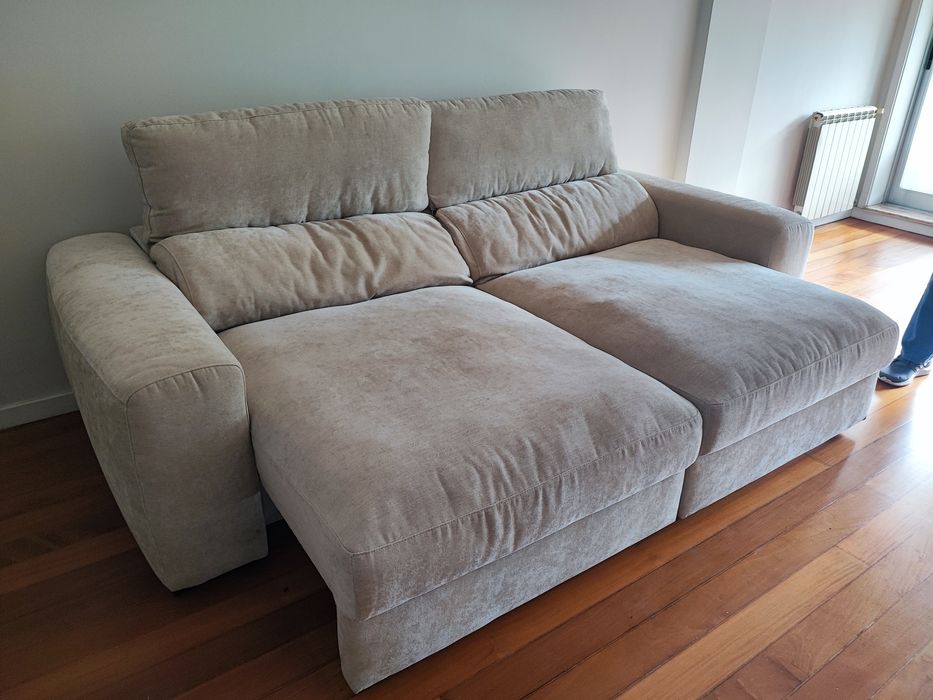 Sofá Conforama Landon bege 3 lugares conversível em cama