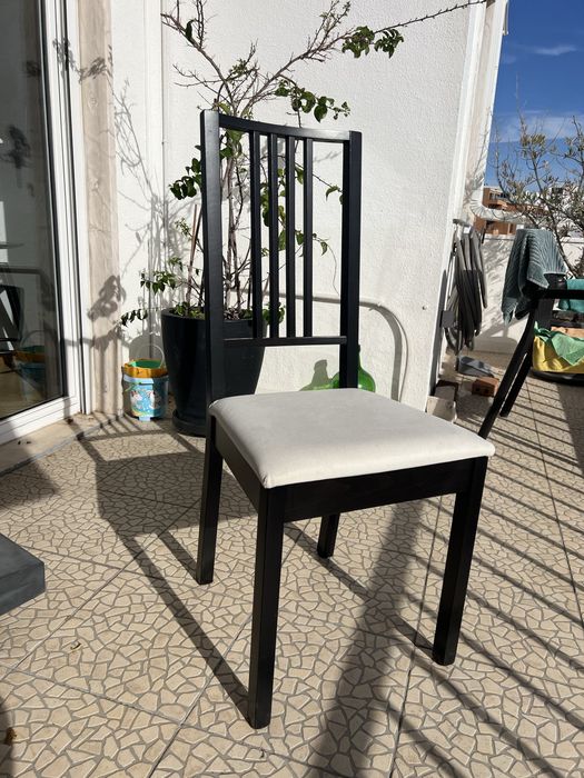 Cadeiras de madeira e tecido brancas do Ikea x5 -