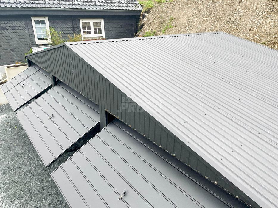 Garaż blaszany 9x6  antracyt 3x brama uchylna   Dach dwuspad GP134