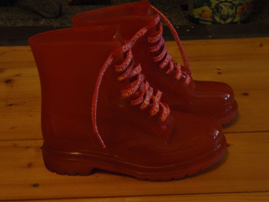 czerwone buty gumowe