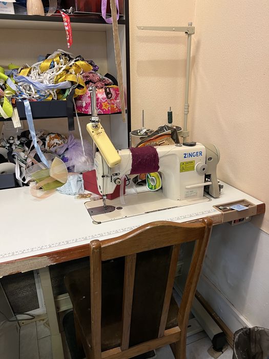 Оверлок  3-х нитка Маузер, машинка швейна пром Сінгер, закрійний стіл