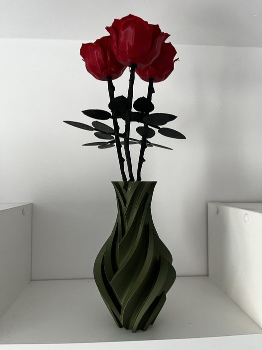 Bukiet sztucznych róż z wazonem