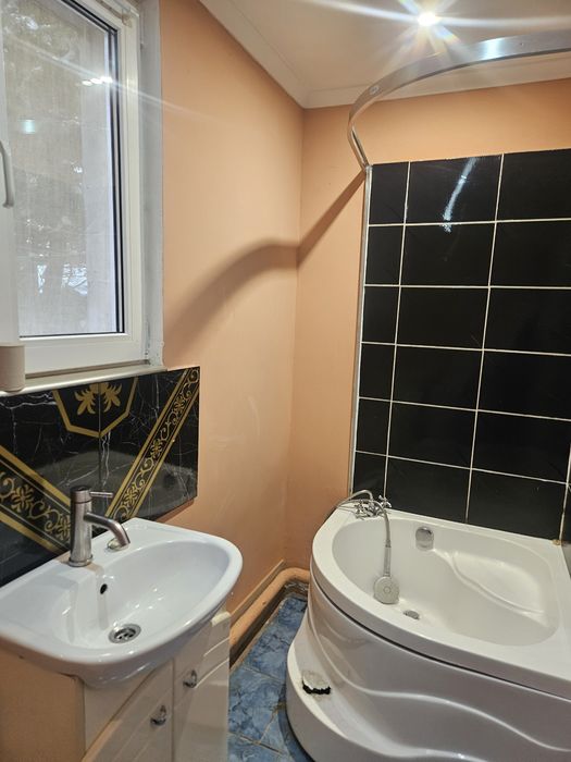 Продам частину будинку в центрі с.Олександрія