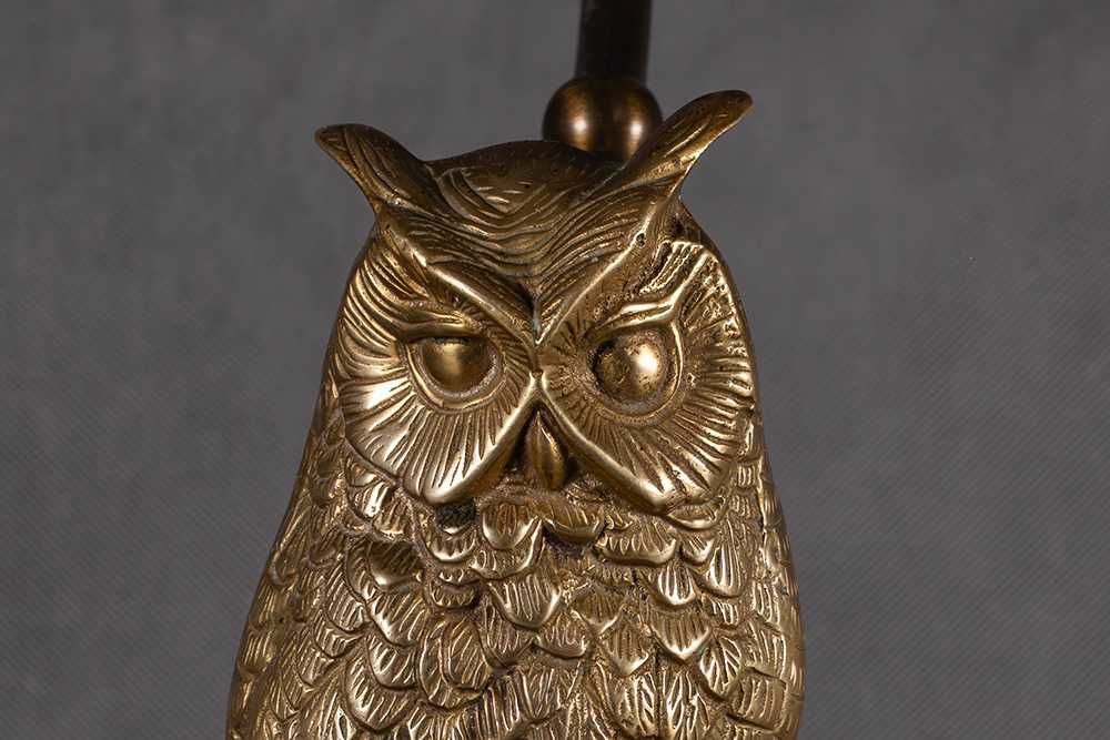 Mosiężna lampa stołowa z figurą sowy, z ok lat 30. XX w.