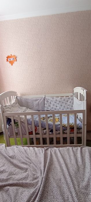 Дитяче ліжечко з маятником