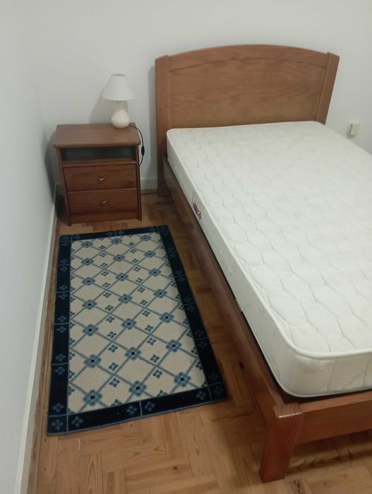 Cama de corpo e meio (110*195) + 
1 mesa de cabeceira