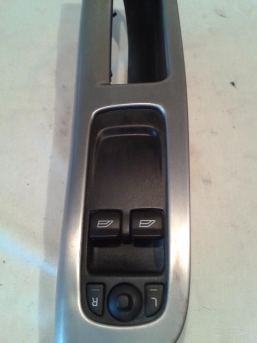 Vendo botão do vidro eléctrico do volvo C30,V40,S40,V70 e outros