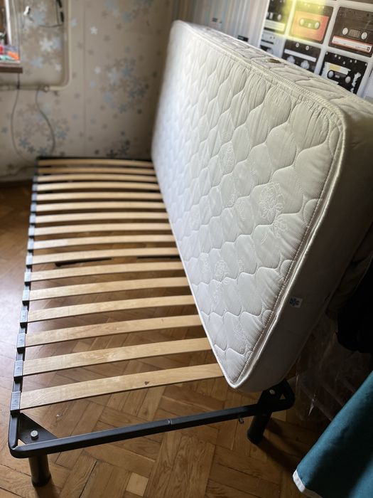 Каркас для кровати с ламелями и матрасом