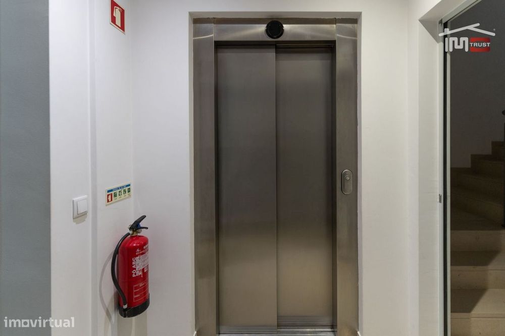 Apartamento T2 Com Cozinha Equipada  Como Novo Com Elevador E Garag...