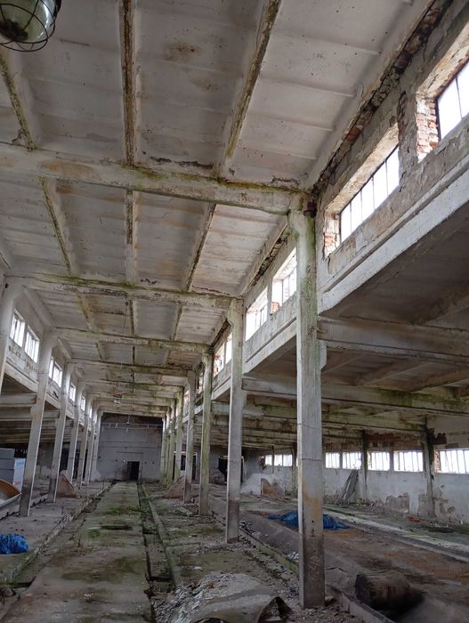 Magazyn, Hala 1500 metrów kwadratowych, 8 wjazdów..