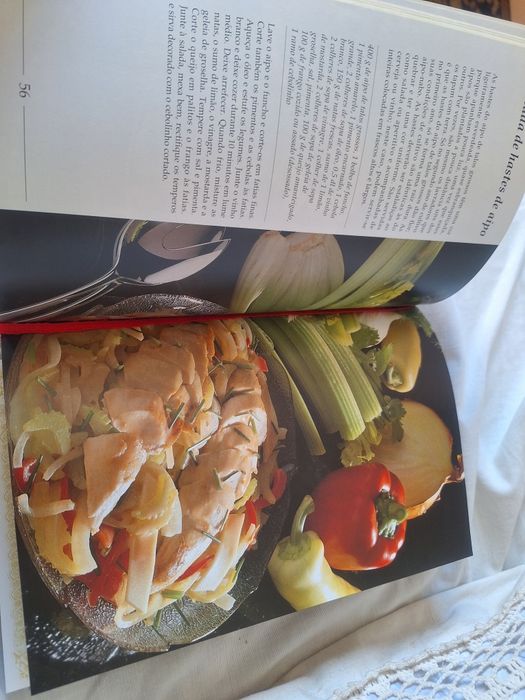 Livro Saladas  "Um Mundo de Sabores"