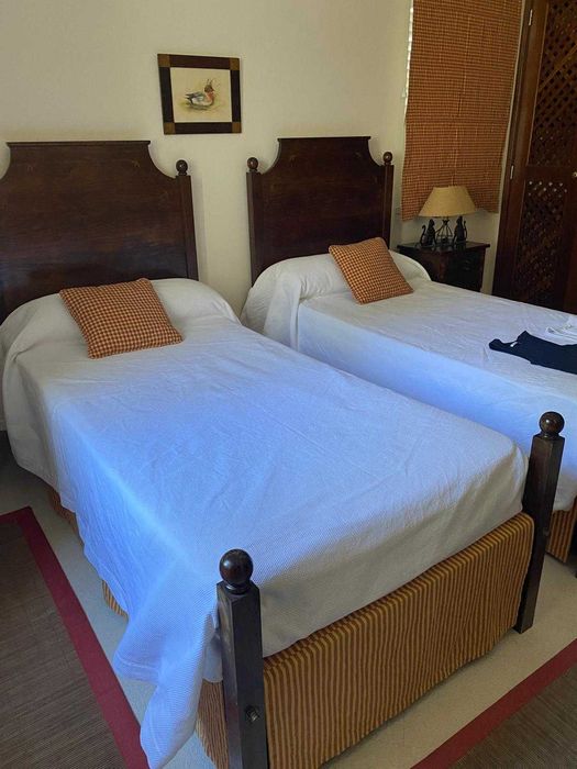 Conjunto de Quarto em Madeira Maciça – 2 Camas c/ Cama Inferior + Cómoda + 2 Mesas de Cabeceira