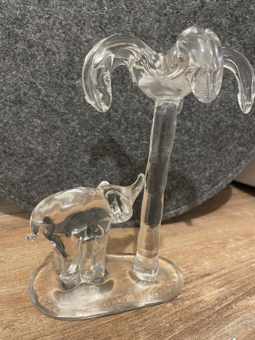 Szklana figurka słonik pod palmą