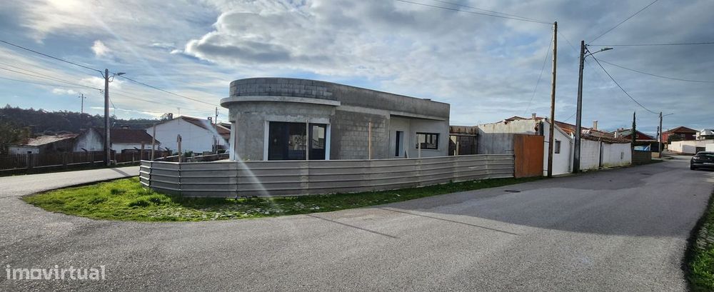 Moradia T3, térrea, geminada com garagem e jardim. Fração "B"