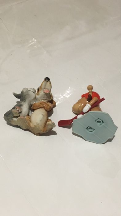 Фігурні статуетки різні.