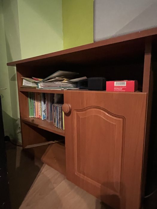 Dwie szafy z lustrami i szafka RTV