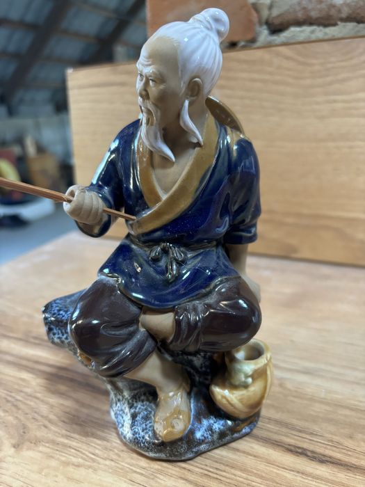 Figurka ceramiczna .