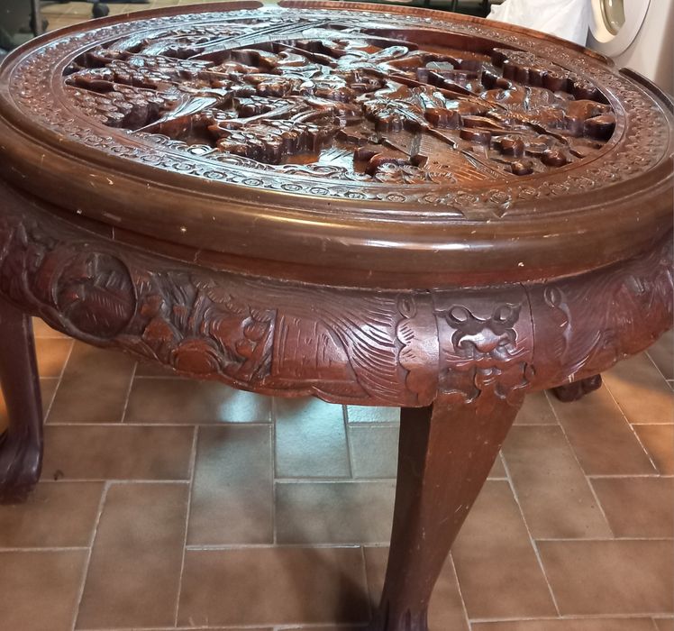 Mesa redonda em madeira teca com 4 bancos