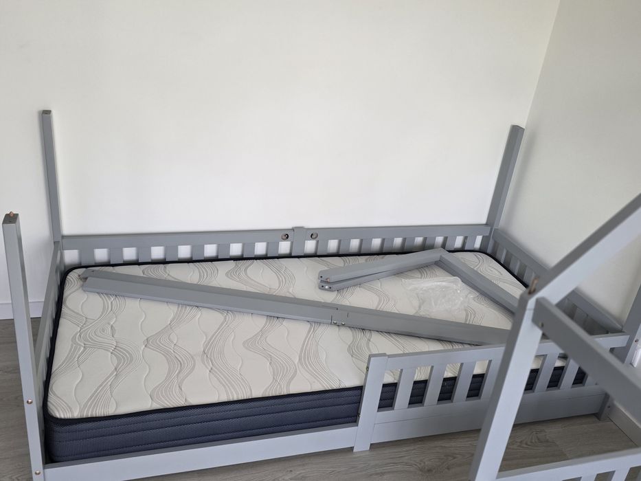 2 camas e dois colchoes praticamente novos