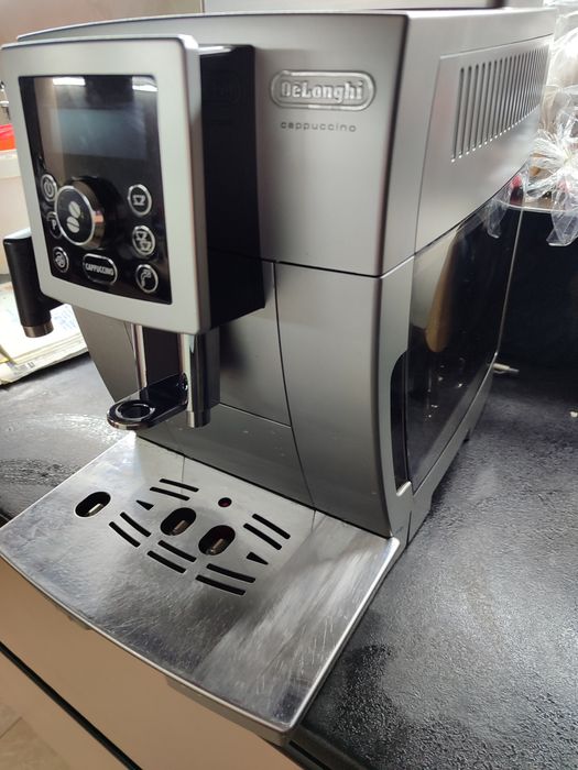 Кавомашина Delonghi.