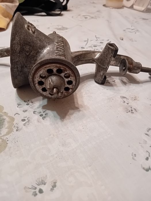 Picadora de carne inglesa muito antiga