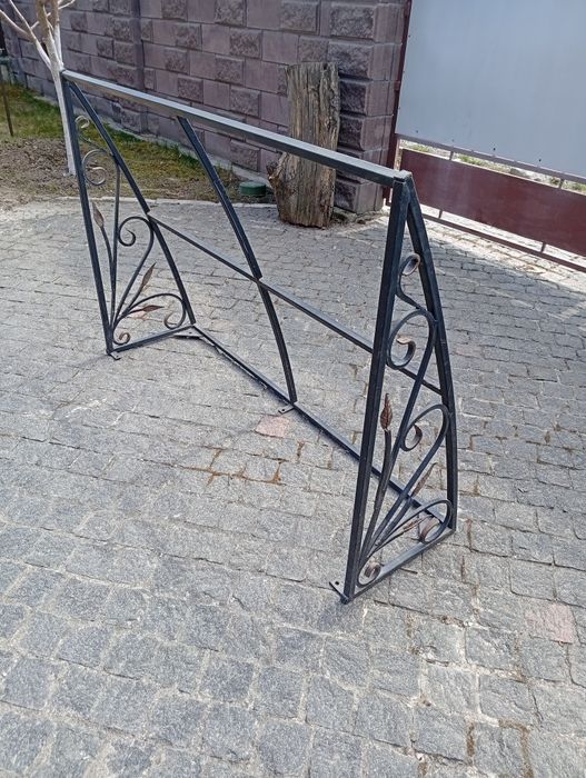 Козирок  металевий з  ковкою.