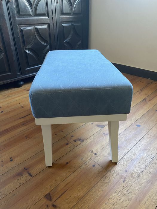 Banco estofado azul para pé da cama – 80 × 40 × 44 cm