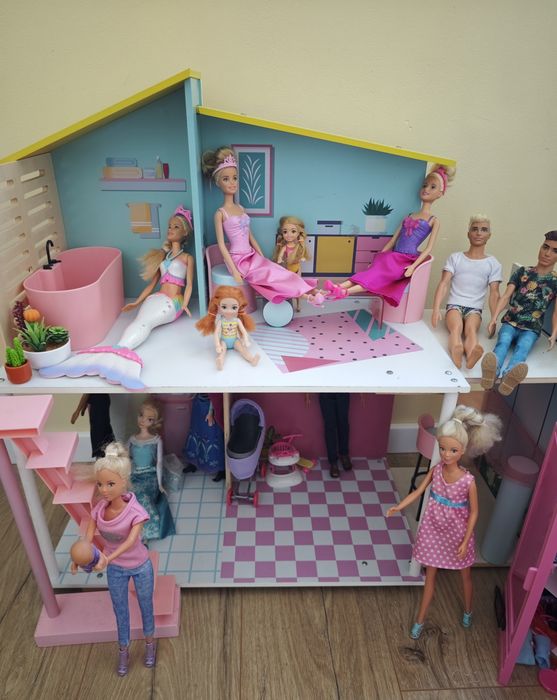 Domek dla lalek Barbie + 12 lalek i szafa z ubraniami