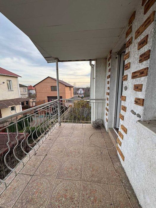 Гарний просторий будинок у передмісті Одеси