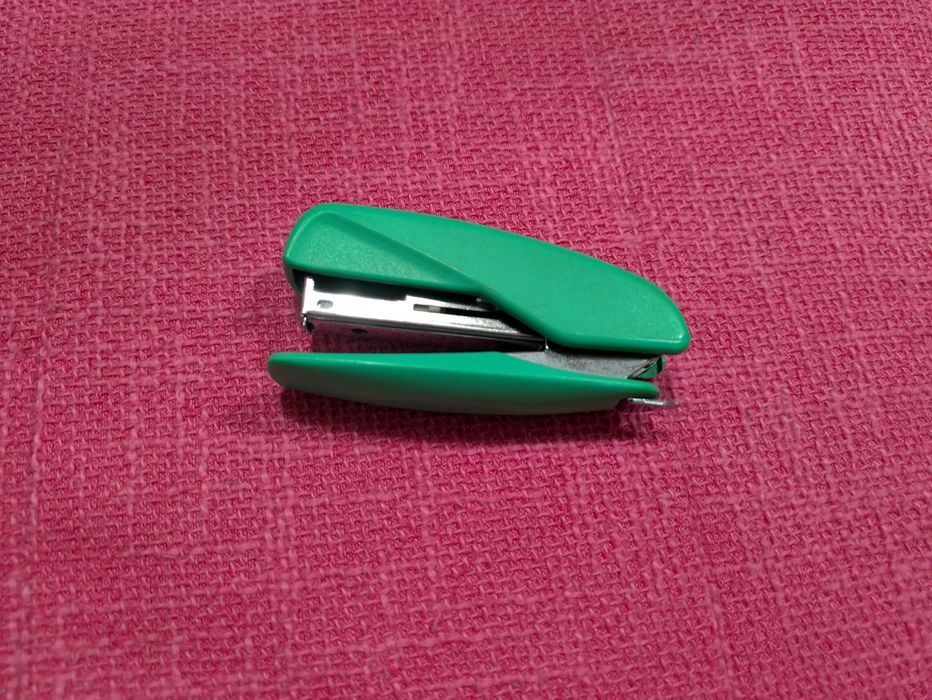 Agrafador verde pequeno