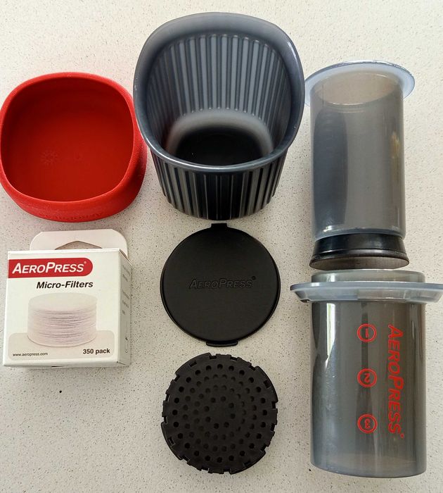 Cafeteira AeroPress Go com caixa de filtros como nova
