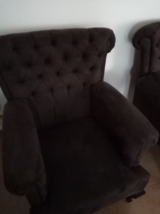 3 sofás, 1 de 3 lugares e 2 de 1 lugar