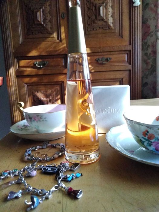 Issey Miyake L'eau Absolu 90 ml. Piękny trwały zapach. Super kobiecy.