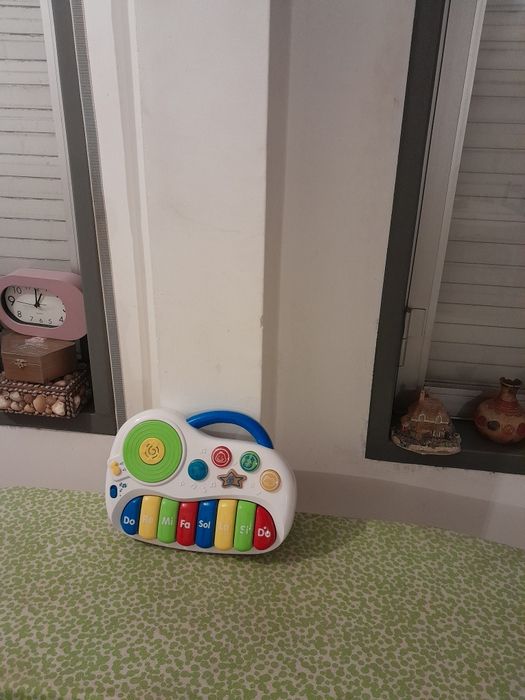 Vendo Piano para Criança a Pilhas com sons e luzes muito bonito como novo