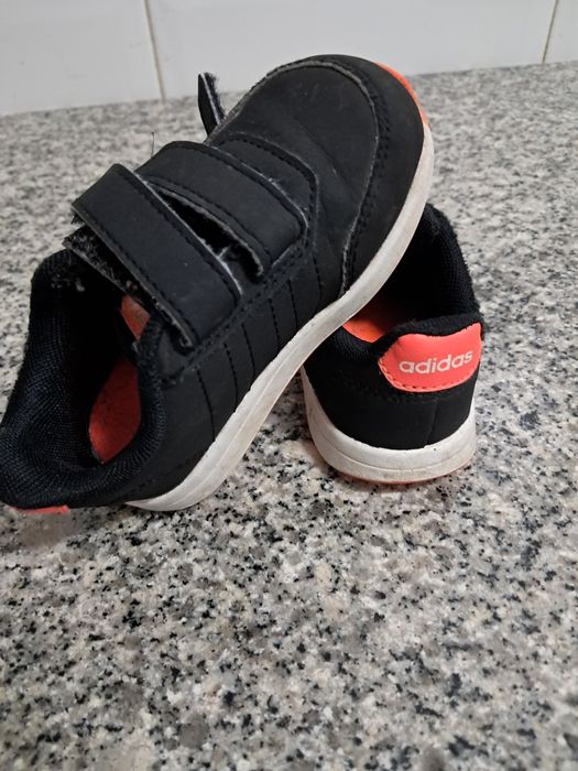 4€ cada  sapatilha criança tamanhos 22 e 23