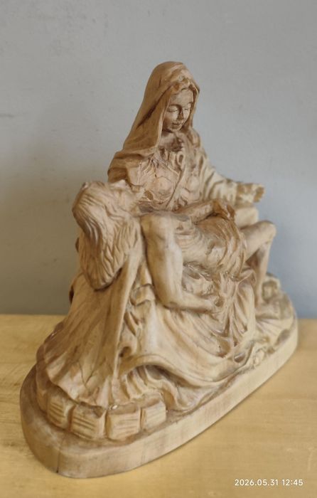figurka pieta (wg Michała Anioła) ręcznie wykonana z drewna lipowego