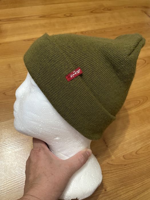 Шапка Levis унисекс подойдет и парню и девушке,состав акрил.Оригинал.