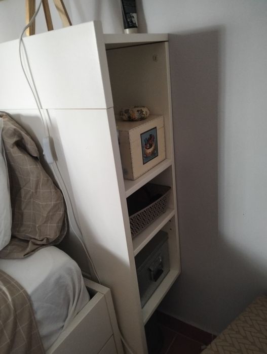 Cama com cabeceira incluída sem colchão.