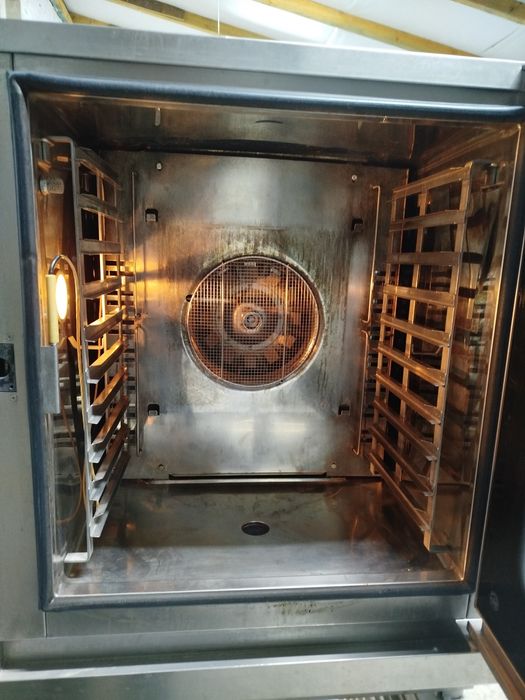 Пароконвектомат з функцією коптильної шафи.