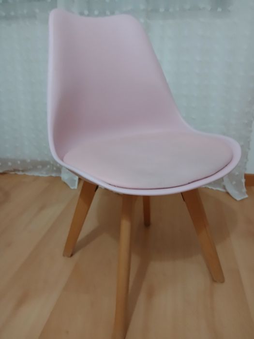 Cadeira nórdica rosa