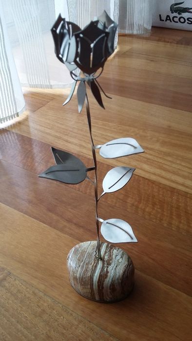 Rosa flor inox decoração base pedra