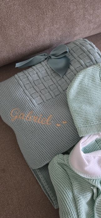 Roupinha e manta de Bebé - Primeira Roupa - Bordado nome Gabriel