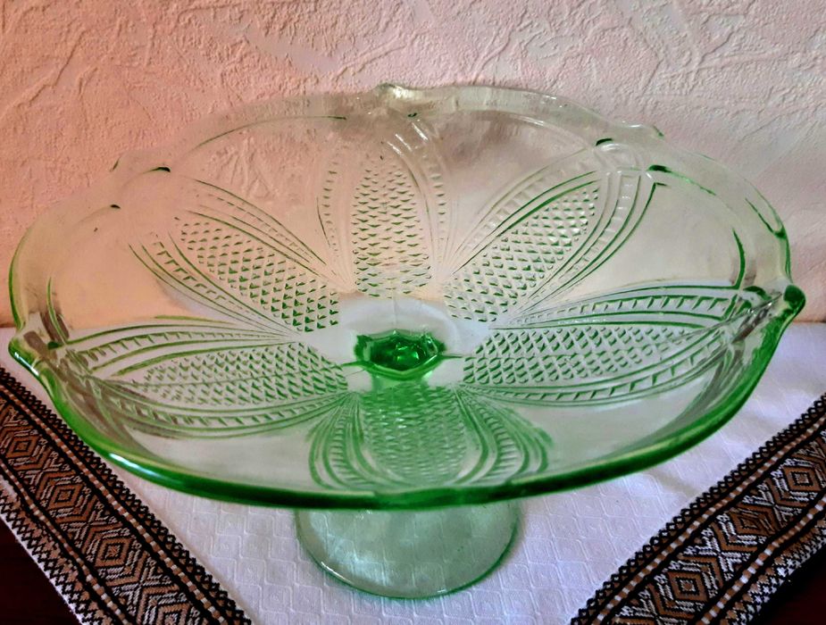 Ваза фруктовница/конфетница на ножке. Винтажное изумрудное стекло