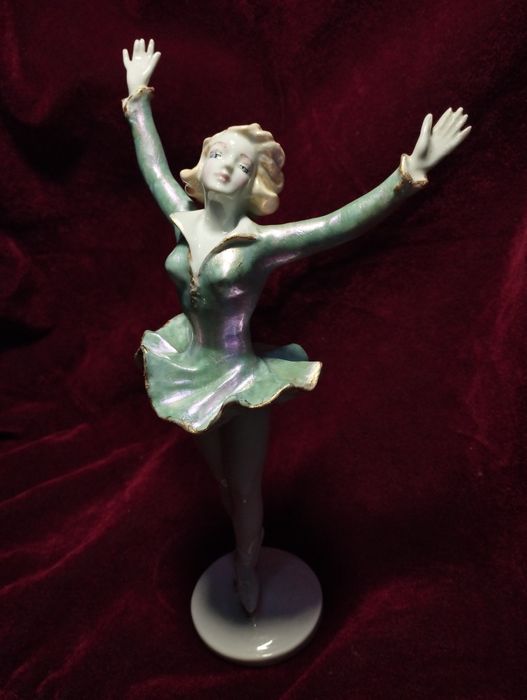 Антикварная статуэтка "Фигуристка на вершине Успеха. Соня Хени", 1950-е грн, Wallendorf, Германия
 Фанни Эльслер (1810-1884), ХІХ- начало ХХ