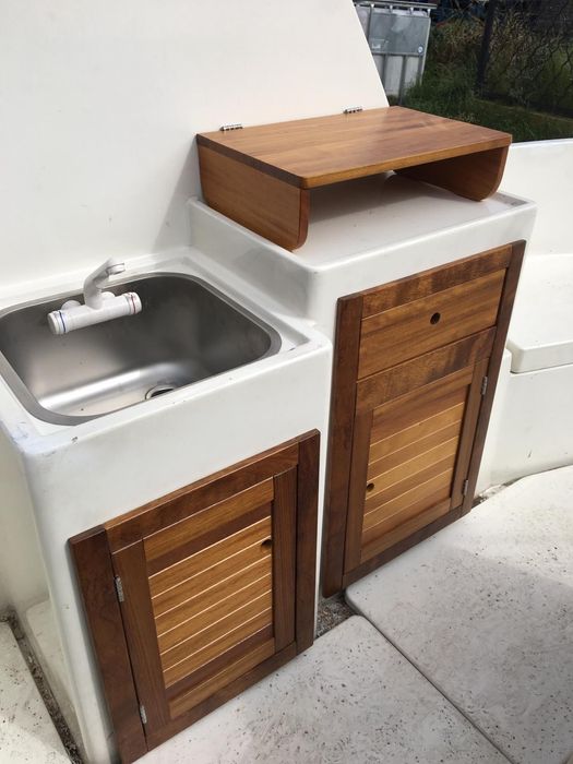 Łódź Motorowa z silnikiem i przyczepą.