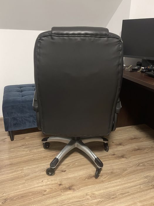 Fotel biurowy czarny ergonomiczny i wygodny na sylikonowych kolkach.